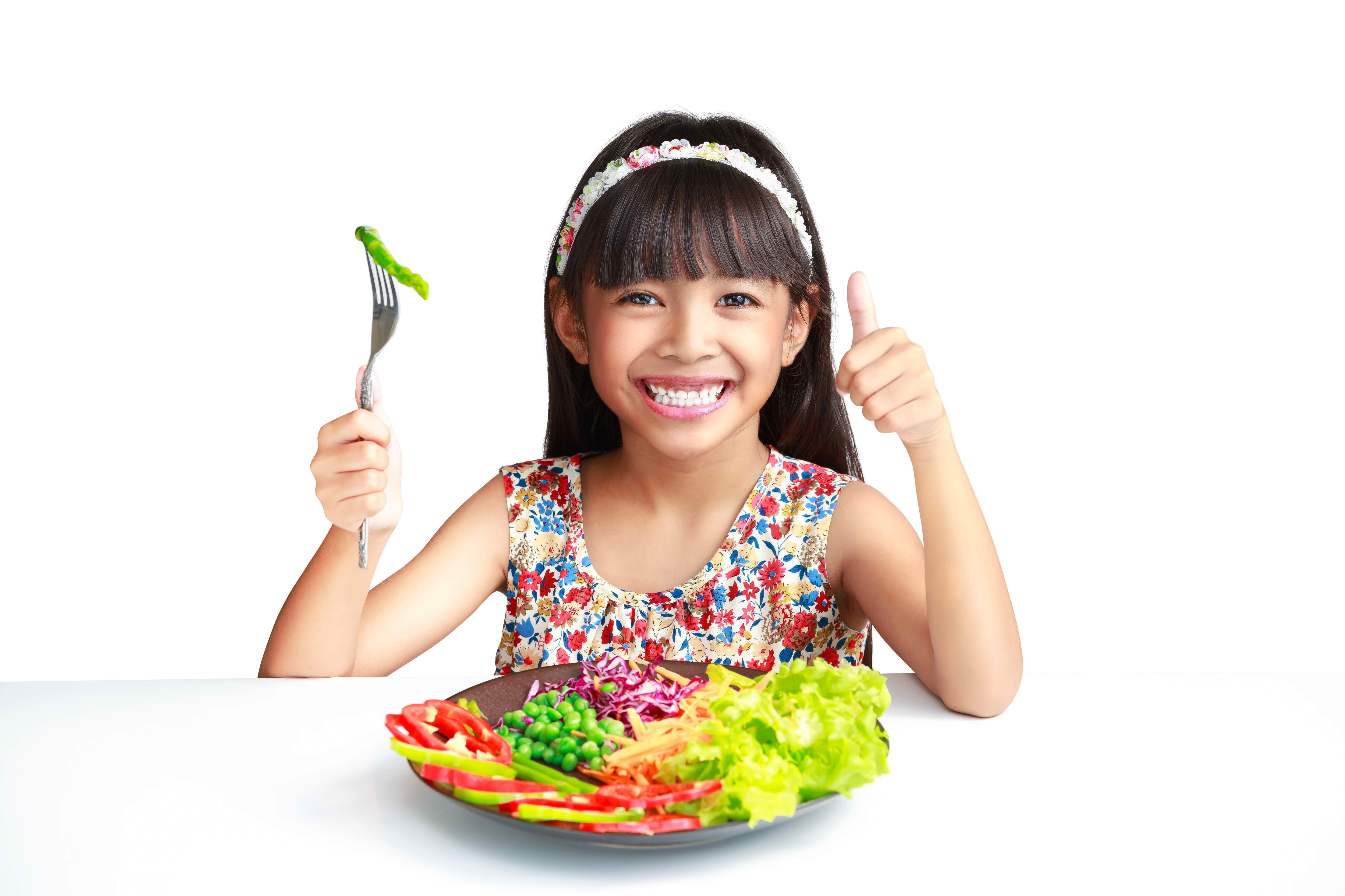 Little asia. Питание детей. Ребенок ест овощи. Девушка ест овощи. Девочка с овощами.