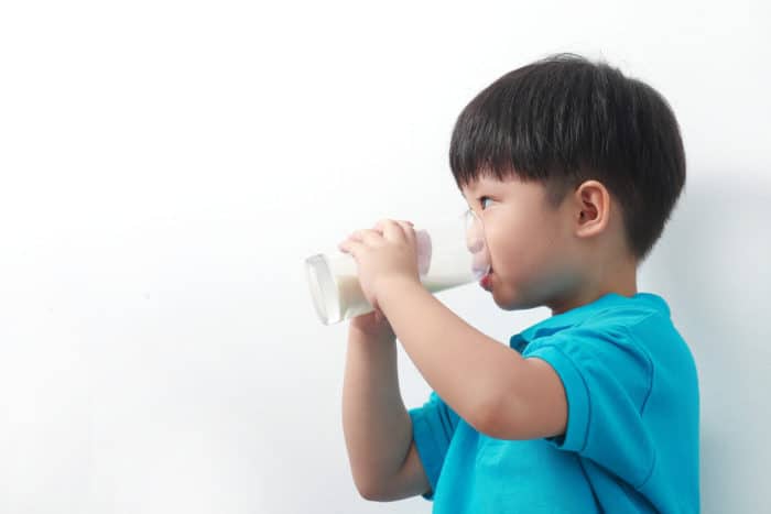 children drink milk