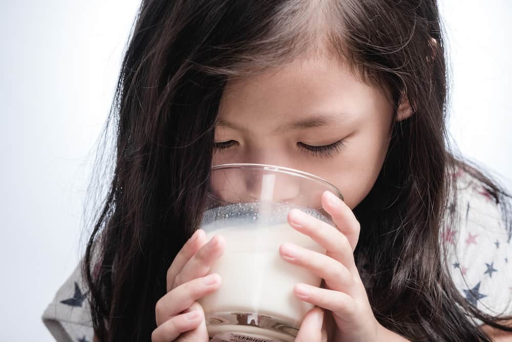the benefits of drinking milk before going to bed