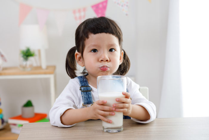 children drink cow's milk