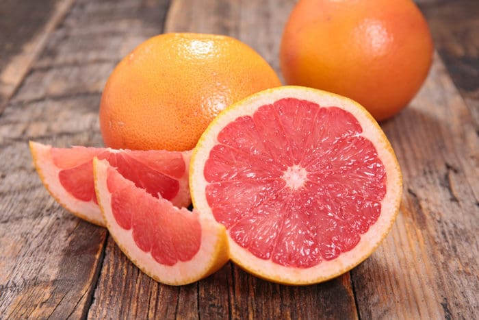 the benefits and risks of grapefruit are