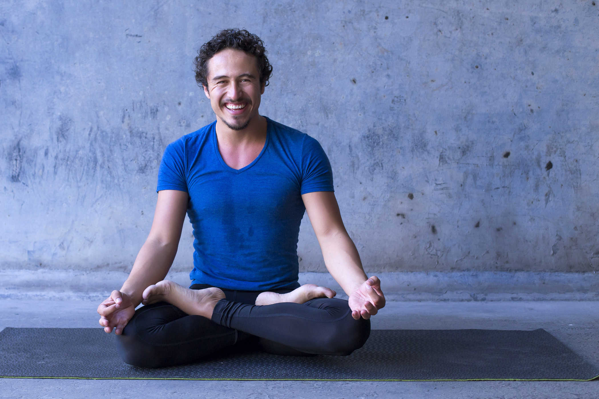 Медитирующий йог. Йога мужчина. Парень медитирует. Человек в позе медитации.