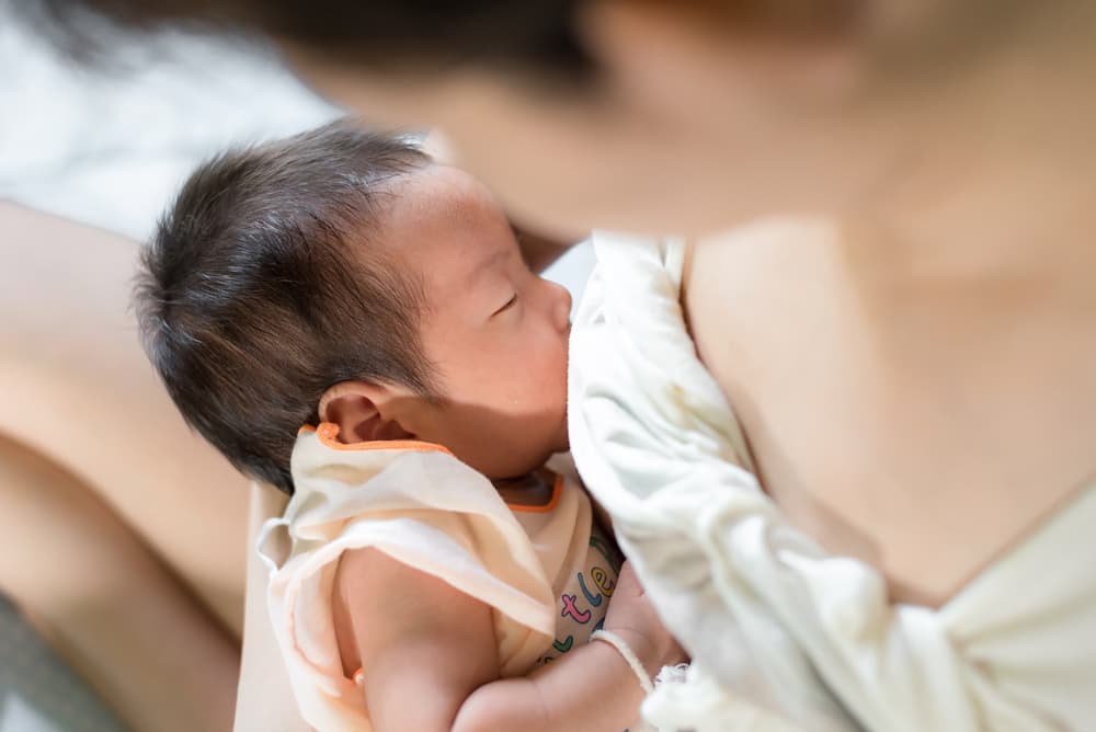 Menyusui. Женщина с грудным ребенком. Кормление новорожденных Китай. Hypertension in Breastfeeding.