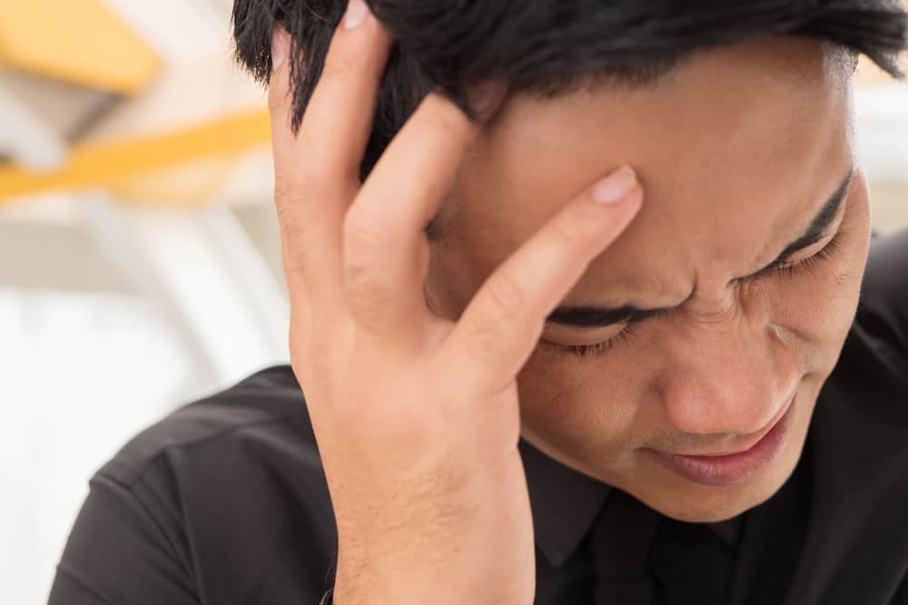 causes of head and eye pain and dizziness